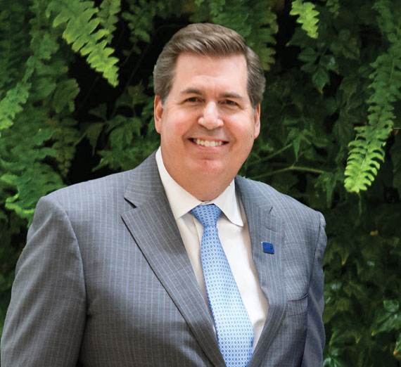 실험실에서 교수와 학생이 컴퓨터 화면을 보고 있다